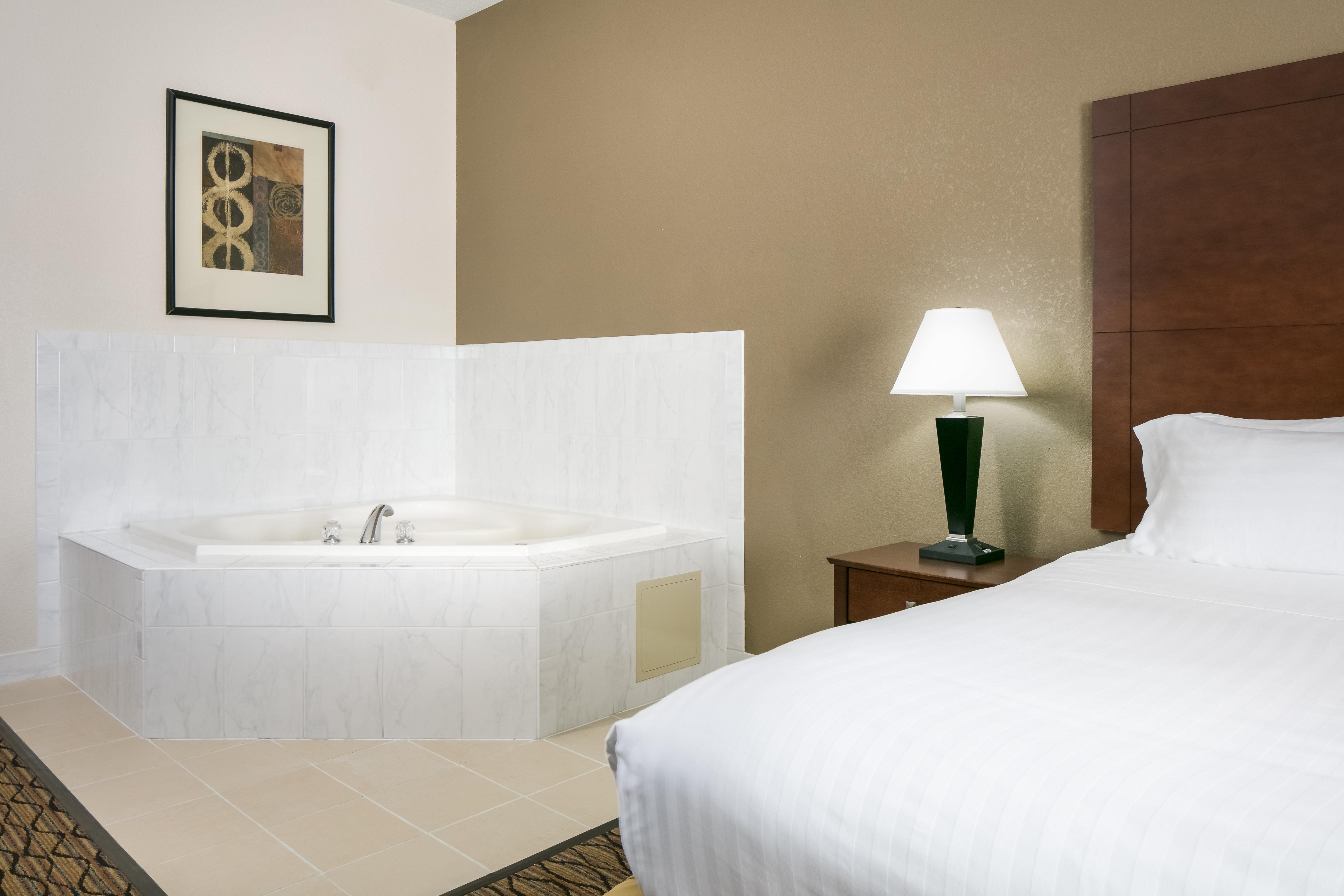 Holiday Inn Express & Suites Clinton, An Ihg Hotel Экстерьер фото