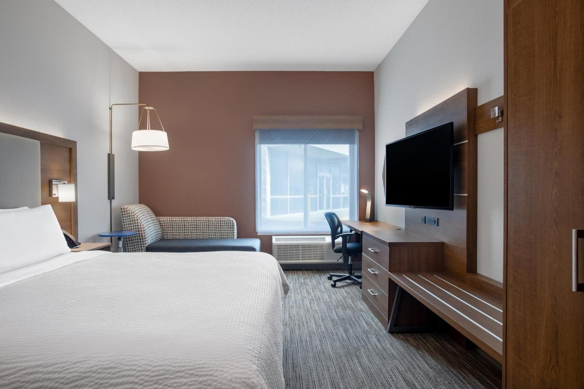 Holiday Inn Express & Suites Clinton, An Ihg Hotel Экстерьер фото